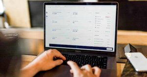 Ein Selbstständiger, wie er am Laptop seinen Gewinn ermittelt