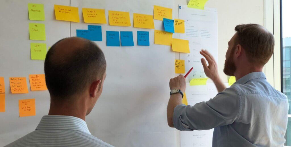 Firmenname für Freiberufler - Gründer versucht mithilfe von Brainstorming Unternehmensbezeichnung zu finden