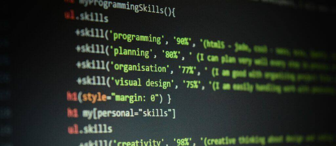 Programming-Code auf schwarzem Bildschirm