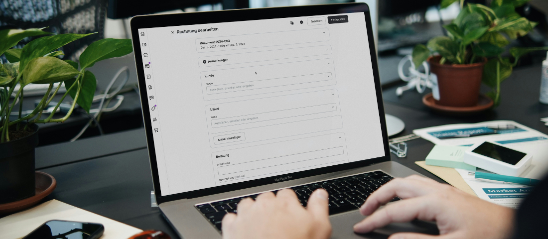 Laptop auf dem Rechnungssoftware von sumup zu sehen ist