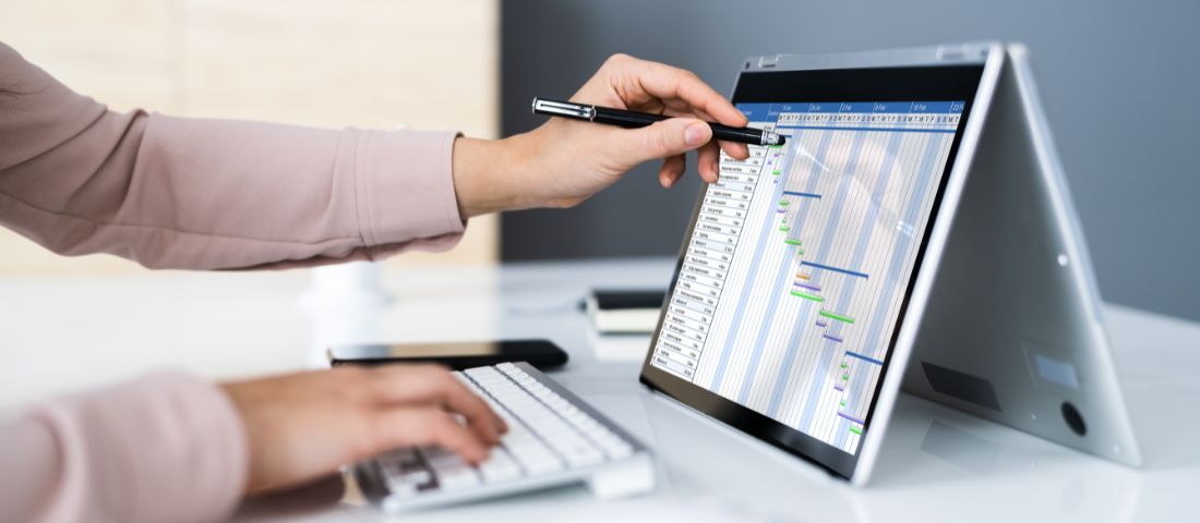 Projektmanager bedient Projektmanagement-Software